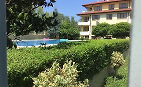 Sunnyseasons Apartment With Swimming Pool View